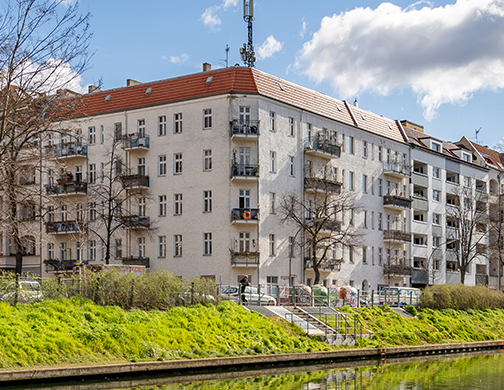 Mehrfamilienhaus in Berlin-Neukölln, Außenfassade mit Balkonen, Eckgebäude