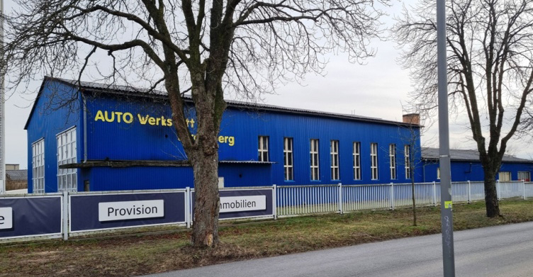 Gewerbeimmobilie in Strausberg, blaue Fassade