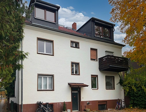 Wohn- und Geschäftshaus in Berlin-Spandau, weiße Außenfassade