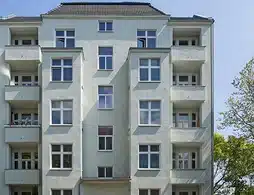Mehrfamilienhaus in Charlottenburg-Wilmersdorf, helle Außenfassade mit Balkonen