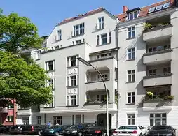 Wohn- und Geschäftshaus in Charlottenburg-Wilmersdorf, helle Außenfassade mit Balkonen