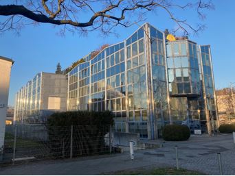 Gewerbeobjekt in Berlin-Neukölln, Glassfassade, blauer Himmel, Bürogebäude