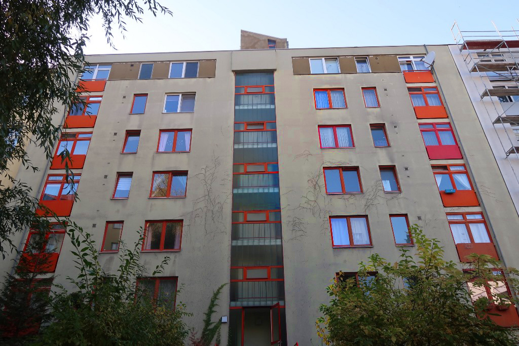 Mehrfamilienhaus in Charlottenburg-WIlmersdorf, Außenfassade mit roten Akzenten