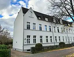 Mehrfamilienhaus in Hennigsdorf, Außenansicht, helle Fassade