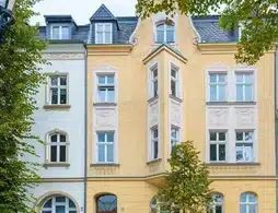 Gewerbeimmobilie in Bernau, gelbe Fassade, Altbaustil