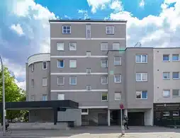 Mehrfamilienhaus in Berlin-Reinickendorf, neue Außenfassade, blauer Himmel
