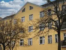 Wohnhaus in Berlin-Reinickendorf, gelbe Fassade, hohe Fenster