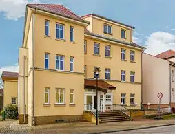Wohn- und Gewerbeimmobilie in Templin, gelbe Fassade