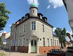 Mehrfamilienhaus in Mittenwalde, tolles Eckgebäude mit kleinem Turm, heller Fassade