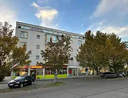 Wohn- und Geschäftshaus in Velten, Außenansicht, helle Fassade, Referenz Areal Group